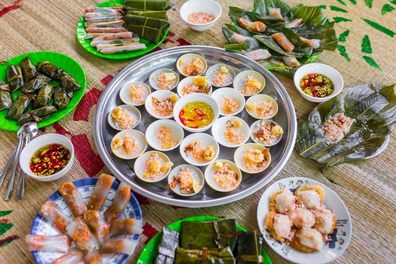 Experience Hue cuisine by cyclo. (1)